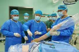 不慎触电致双侧肩关节脱位骨折，微创手术助上肢恢复功能图片