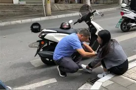 传递正能量！红十字救援队志愿者危急时刻伸援手图片