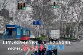 路遇骑车人摔倒，他们有个共同选择图片