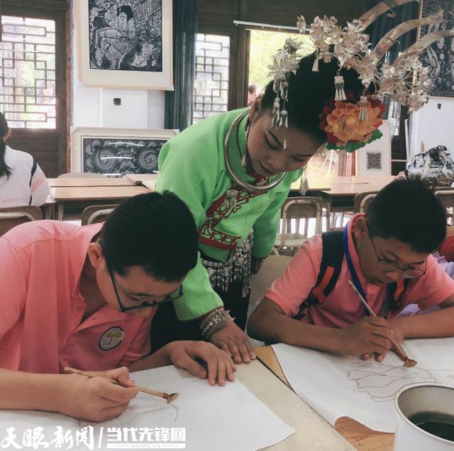 【出发吧少年！贵州山河奇遇记】“这把蜡刀是画出来的花纹特别神奇”