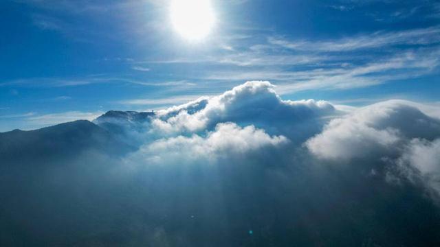 泰山绝景：云海翻腾，光柱倾泻！这一刻，我信了人间有仙境！