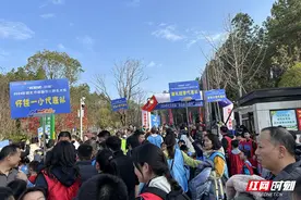 近千组家庭齐“遛娃” 怀化市首届少儿健走大赛举行图片