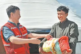 转场路上，牧民的贴心人图片