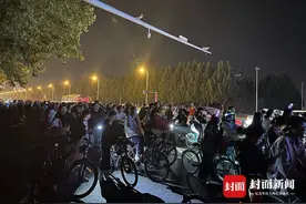 “夜骑开封”被按下暂停键  郑开大道非机动车道临时全线禁行｜封面深镜图片
