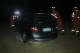 果然视频|一轿车深陷海边沙滩，六米消防员合力推出图片