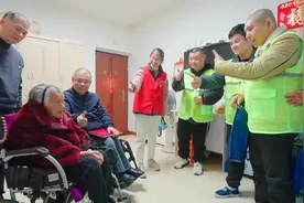 福州：百岁“宝藏奶奶”独享专属“家庭春晚”图片