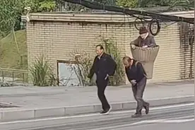 两儿子用背篓背晕车母亲去医院 网友：你把我养大，我陪你到老图片