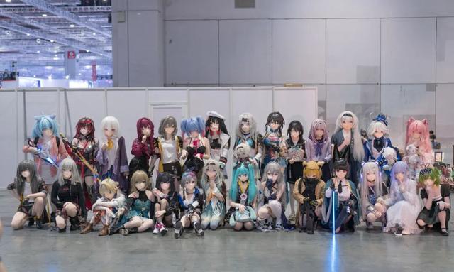 卖价过万的「大头娃娃」，成了「痛系」年轻人的新型奢侈品