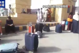 德黑兰遭袭后短暂恢复平静 大量民众排队离境图片