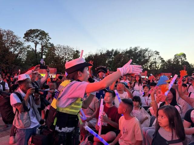 速看！贵州公安交警闪现“自然凉·毕燃嗨”大狂欢活动现场，还带来了警小熊｜两公布一提示