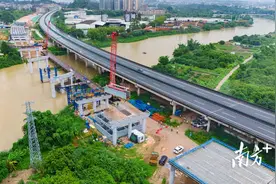 汕梅高速改扩建项目北河大桥首节钢箱梁顺利吊装图片