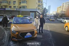 吉林游客手机遗忘出租车，冰城的哥多方寻失主终送回图片