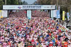 2025成都世遗马拉松在都江堰鸣枪起跑图片