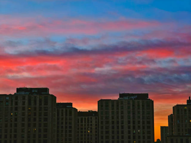 朝色漫染	，天空披彩，北京的晨光太治愈了！