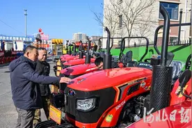 购农机 备春耕图片