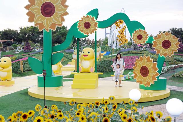 场面｜多变“奶龙”潜入花海：浦江郊野公园秋季花展开启