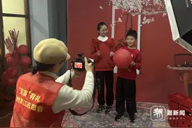家门口的一张全家福：幸福的面庞不会说谎，我在杭州挺好的图片