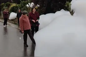 四川广安一乡村水沟冒出大量泡沫，当地：水体并未污染，正在调查原因图片