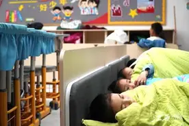 校园午休神器上线 学生告别趴着睡图片
