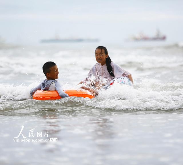 海南三亚：海边戏水 乐享清凉
