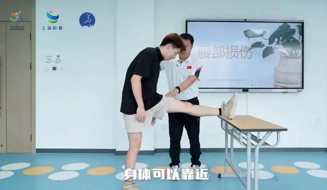 腰痛怎么办？试试这几个腰部拉伸动作丨春节健身处方