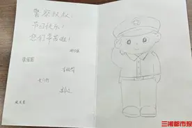 暖心！“护学岗”的警察收到了学生们的节日礼物图片