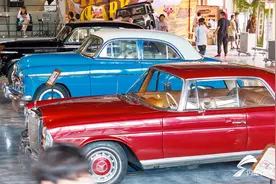 组图｜复古气息拉满！数十台20世纪初“老爷车”亮相青岛图片