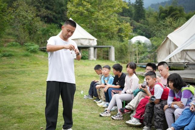 “赛动黔景”“梵天净土・生态守护”青少年户外登山冬夏令营圆满落幕