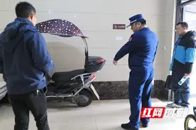 安全骑行 防患未“燃”丨电动摩托停放入户大厅，车主被行政处罚图片