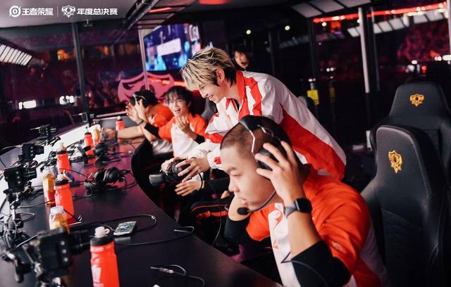 超六万人“鸟巢”见证传奇六连冠 成都AG超玩会成功蝉联2025KPL年度总决赛冠军