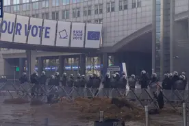总台记者直击丨欧盟加大对乌克兰的支持 民众示威表达不满图片