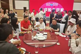 飞天茅台变蓝莓汁，茅台股东大会招待标准“缩水”惹争议｜公司舆情哨图片