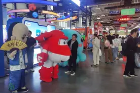 机器狗都进化成这样了？20岁的动漫节开幕，沉浸式逛展体验来了图片