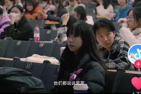 00后聋人女孩冲上热榜！宿舍手语聊八卦能有多快乐图片