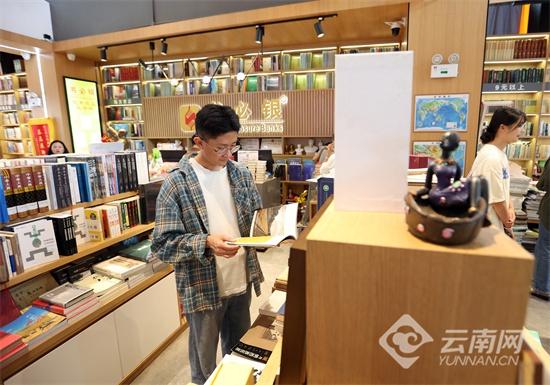 云南昆明：城市书房让“诗和远方”触手可及
