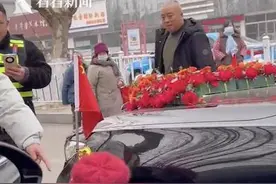 老太当街拦婚车扒轮胎要红包，巡防人员制止：赶紧放行图片