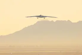 加州上空悄现“突袭者”！全球第一架六代机B-21有何突破？图片