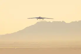 加州上空悄现“突袭者”！全球第一架六代机B-21有何突破？图片