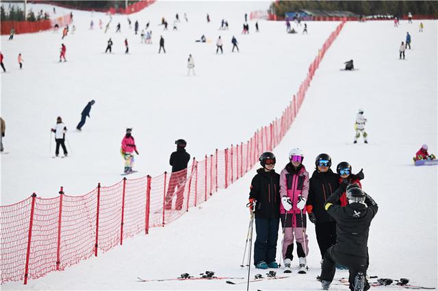 影像记录丨​坐全景观光列车，到张家口滑雪去