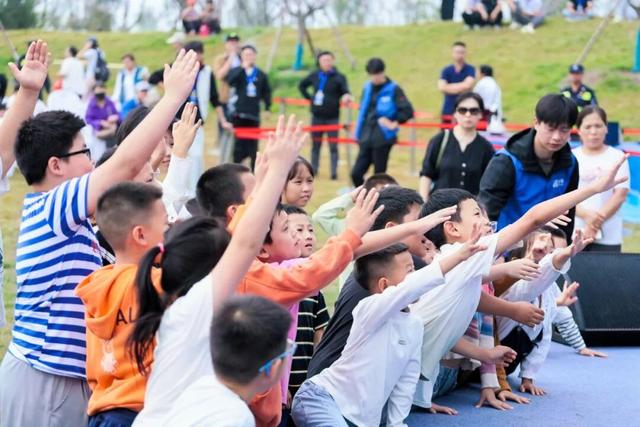 机器人炫技“点亮”科技嘉年华！“鹊华智启·燃动奇械”机器人主题活动精彩举行