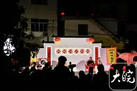 歙县瞻淇村“村晚”开演：鱼灯一亮，就是年轻人回家团圆的日子图片
