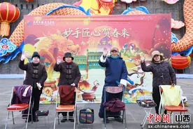 山西大同：剃头匠为民众剪去“青丝烦恼”图片