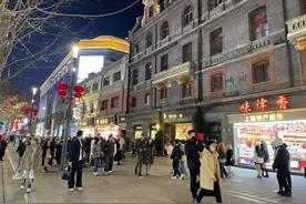 涌入上海的韩国年轻人：逛街打卡拍照 为吃羊肉串等到凌晨图片