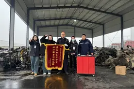 “航母style”！襄阳民警收到锦旗开心到“飞起”图片