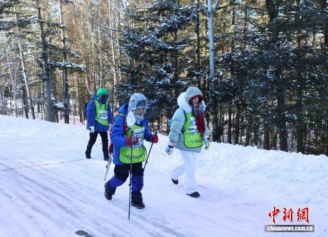 “冰超”·2025全国冬季徒步大会伊春启幕 近千人逐梦冰雪森林