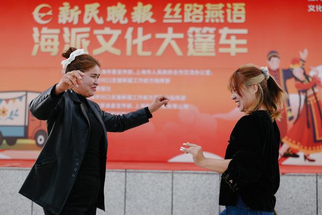 新民晚报“丝路燕语·海派文化大篷车”驶入巴楚乡村，村民直呼“幸福感爆满”