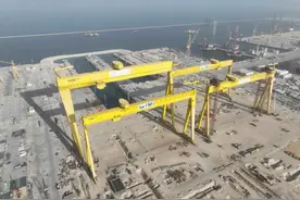 世界前茅！山东电建总承包的沙特国王港项目四台巨型龙门吊全部提升到位图片
