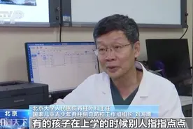 调整姿势就能“治好”孩子脊柱侧弯？家长请注意这些误区图片
