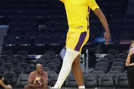 NBA夏季联赛开打，詹姆斯儿子湖人生涯首秀拿下4分2篮板图片