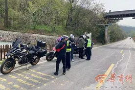环山设执勤点 灞桥交警严查摩托车违法图片